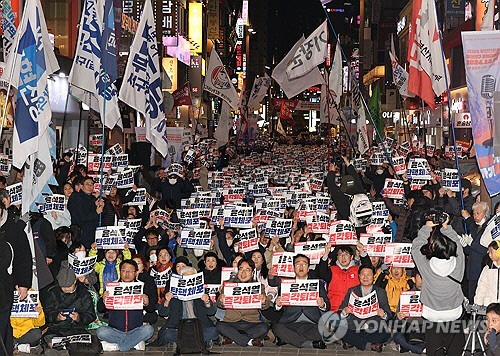 지난 4일 오후 부산 부산진구 대표 번화가인 서면에서 시민단체 등으로 구성된 '윤석열 퇴진 부산행동'이 윤석열 대통령의 비상계엄 선포를 규탄하고 정권 퇴진을 촉구하는 결의대회를 열고 있다. [부산=연합뉴스]